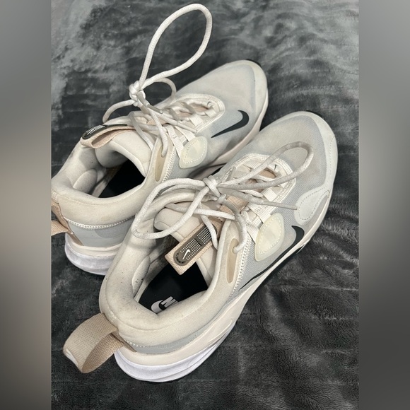 Nike Women's Spark
Phantom Dark Smoke Grey Beige and White Sneakers SZ 8 - Picture 2 of 7